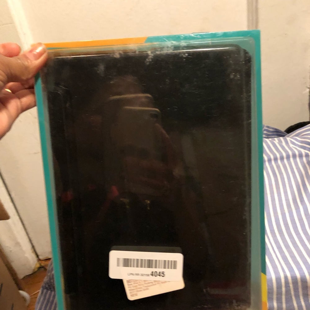iPad protective case. Never use - Picture 7 of 7